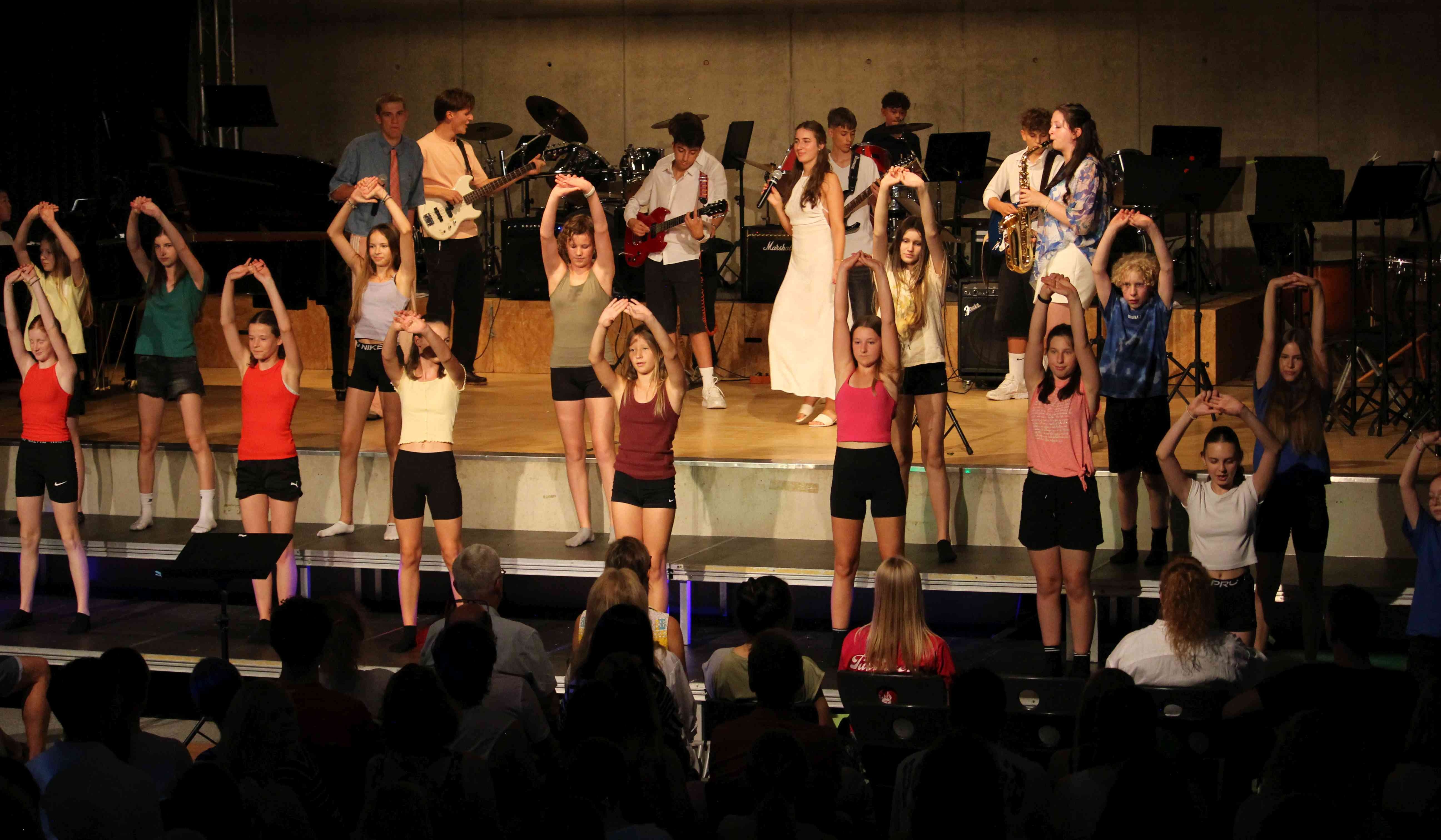 Schulband mit Tanzgruppe der Mittelstufe